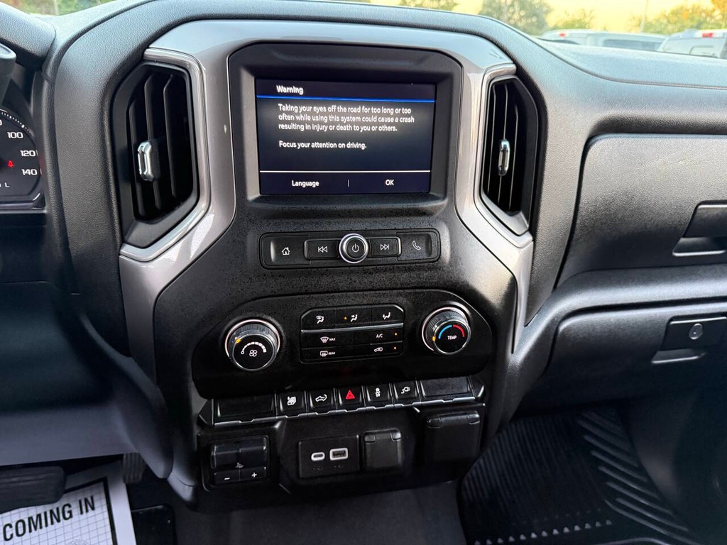 Chevrolet Silverado 2500HD Vehicle Full-screen Gallery Image 24