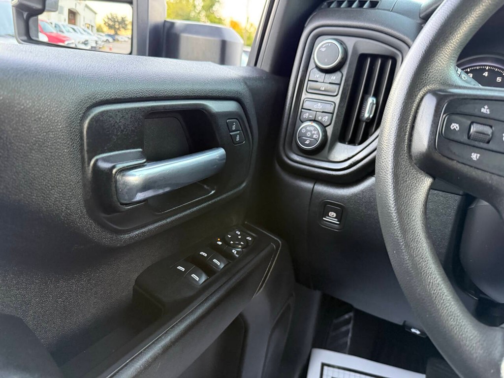 Chevrolet Silverado 2500HD Vehicle Full-screen Gallery Image 30