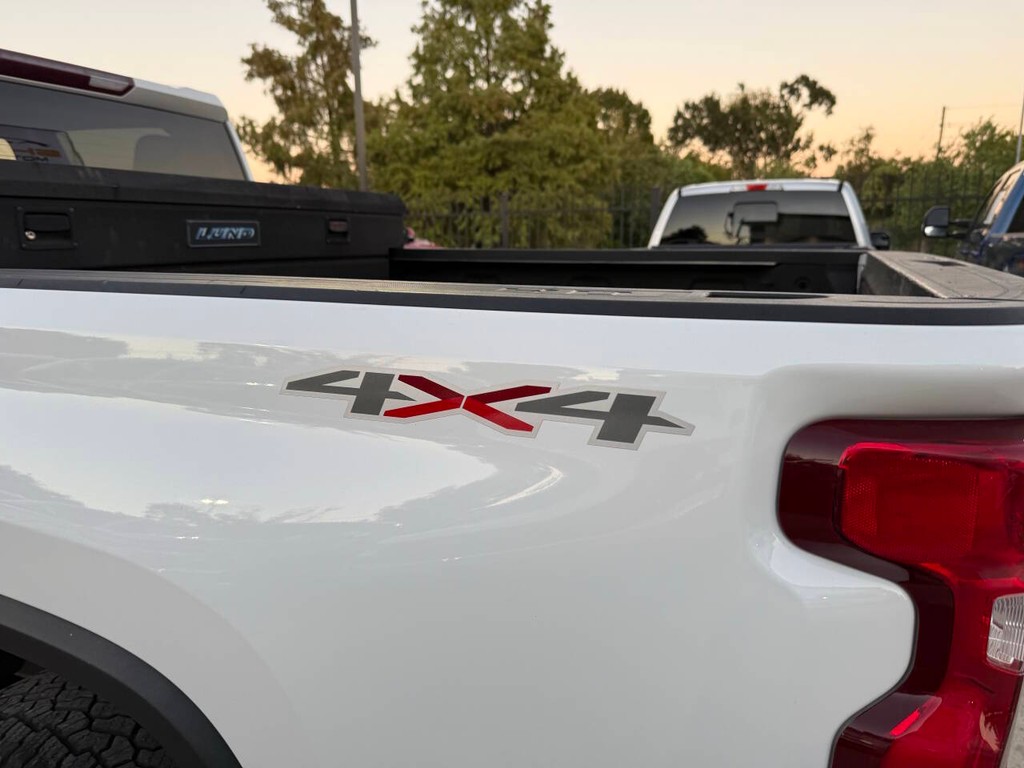 Chevrolet Silverado 2500HD Vehicle Full-screen Gallery Image 36