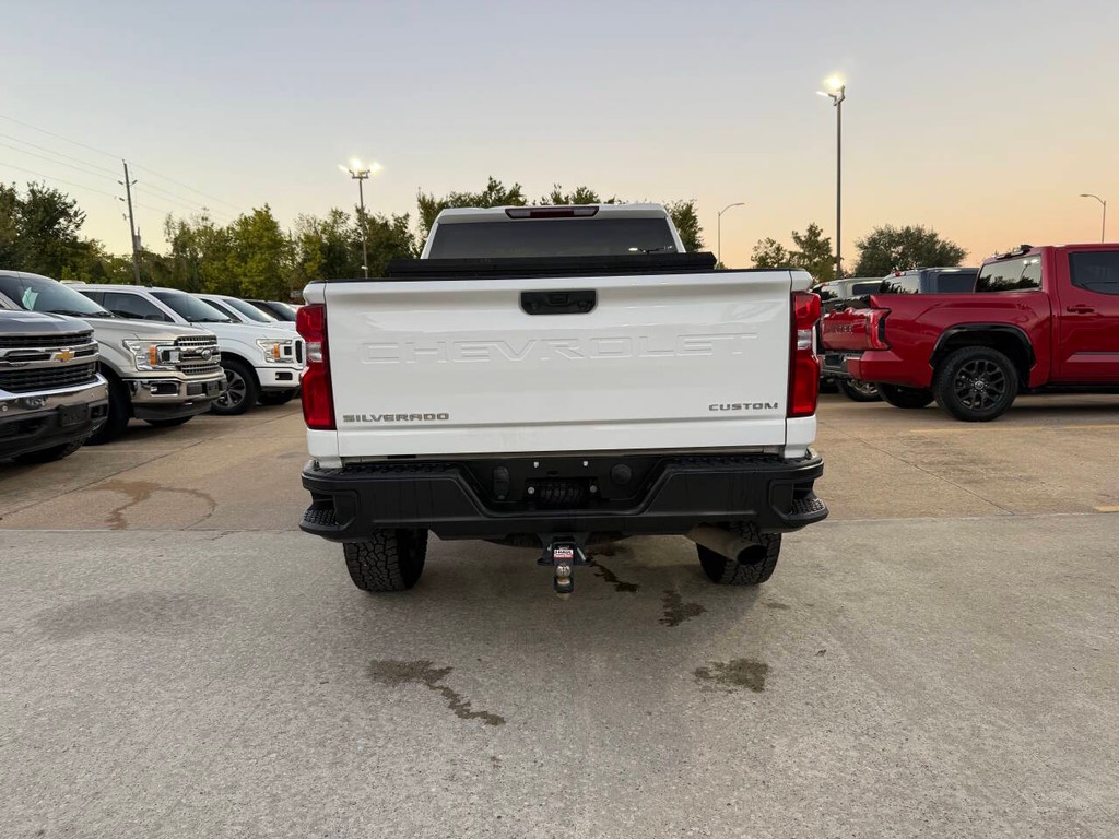 Chevrolet Silverado 2500HD Vehicle Full-screen Gallery Image 38