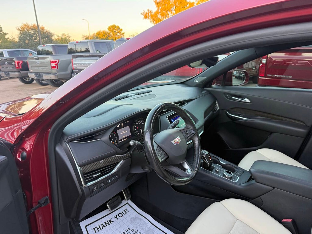 Cadillac XT4 Vehicle Full-screen Gallery Image 06