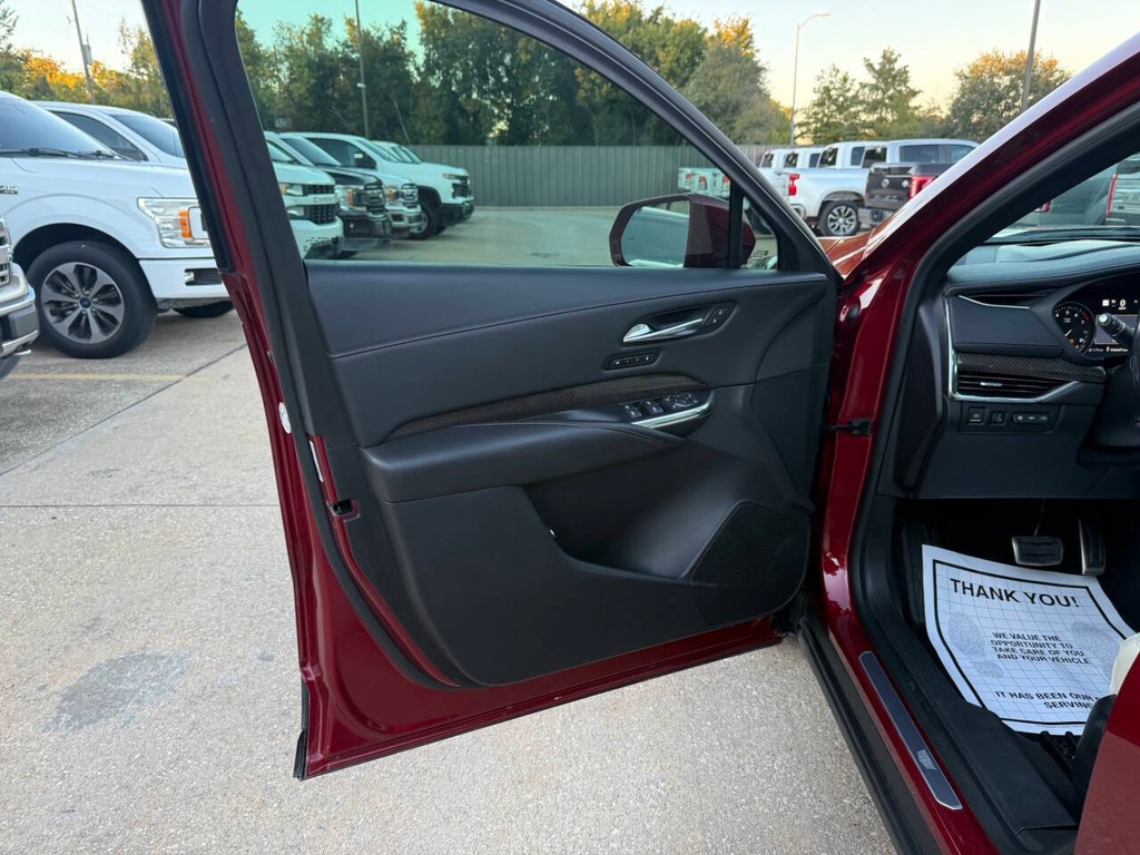 Cadillac XT4 Vehicle Full-screen Gallery Image 08