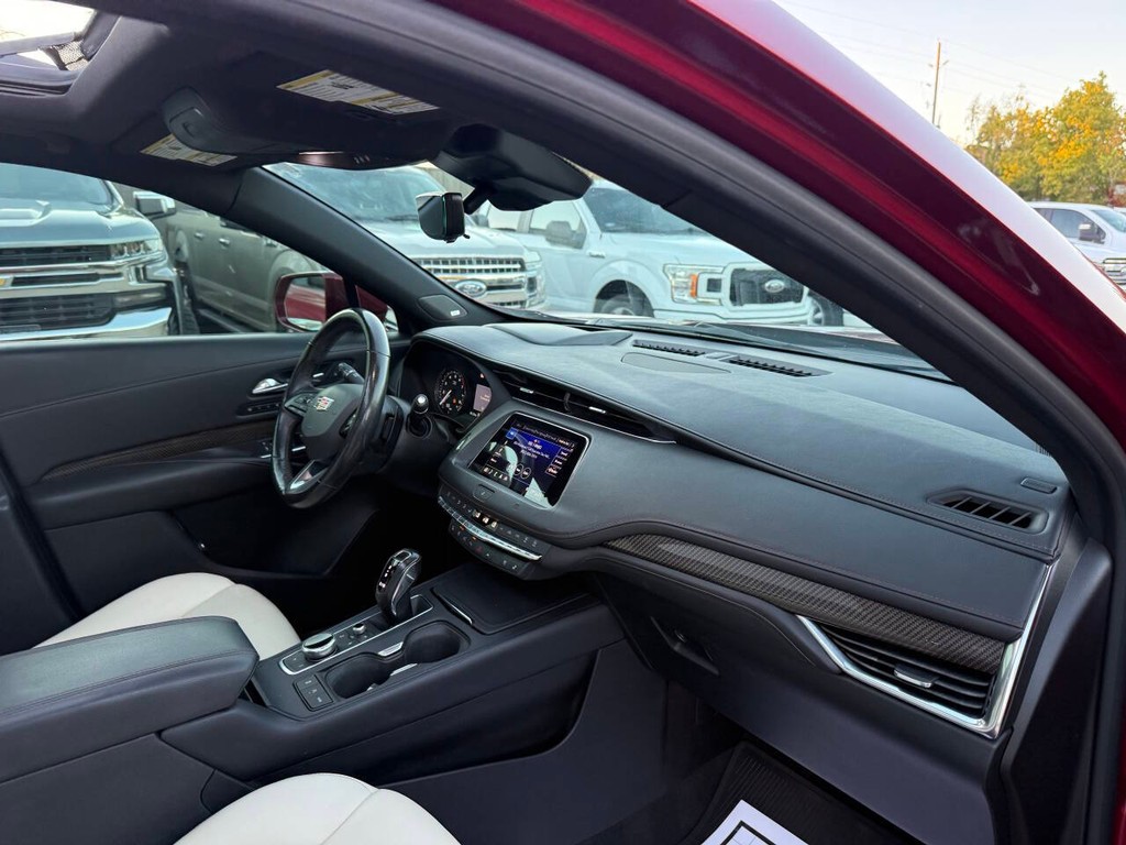 Cadillac XT4 Vehicle Full-screen Gallery Image 09