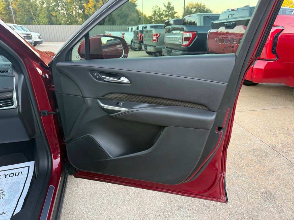 Cadillac XT4 Vehicle Full-screen Gallery Image 11