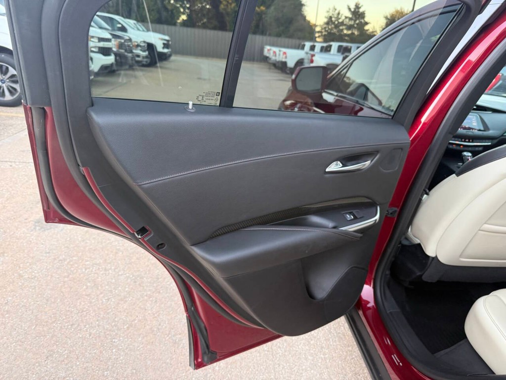 Cadillac XT4 Vehicle Full-screen Gallery Image 14