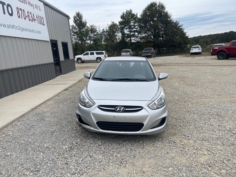 Hyundai Accent 4-Door Vehicle Full-screen Gallery Image 2