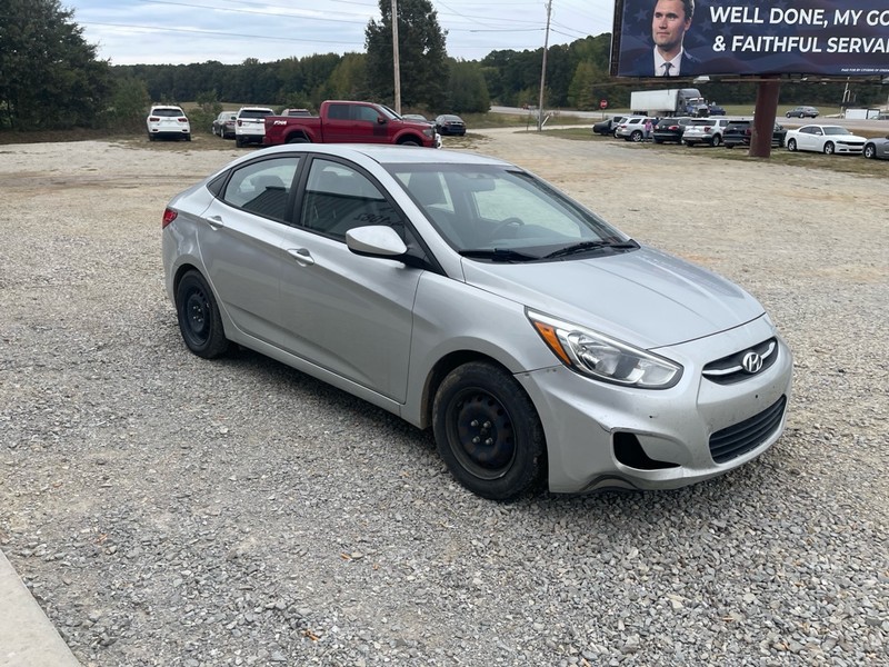 Hyundai Accent 4-Door Vehicle Full-screen Gallery Image 3