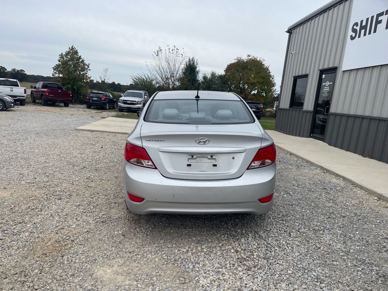 Hyundai Accent 4-Door Vehicle Full-screen Gallery Image 4