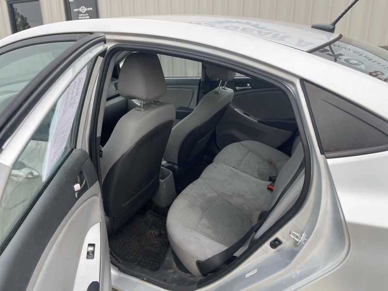 Hyundai Accent 4-Door Vehicle Full-screen Gallery Image 5