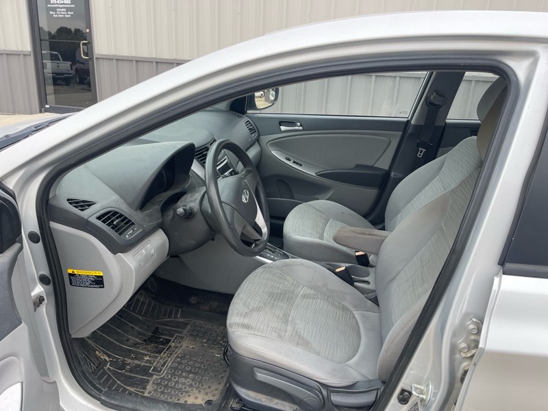 Hyundai Accent 4-Door Vehicle Full-screen Gallery Image 6