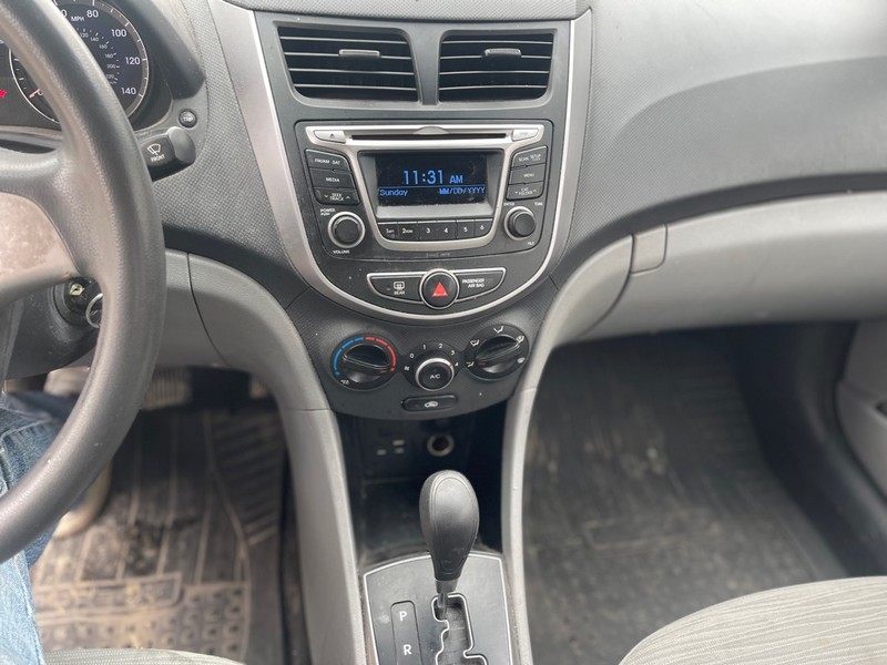 Hyundai Accent 4-Door Vehicle Full-screen Gallery Image 7