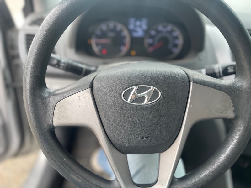 Hyundai Accent 4-Door Vehicle Full-screen Gallery Image 8