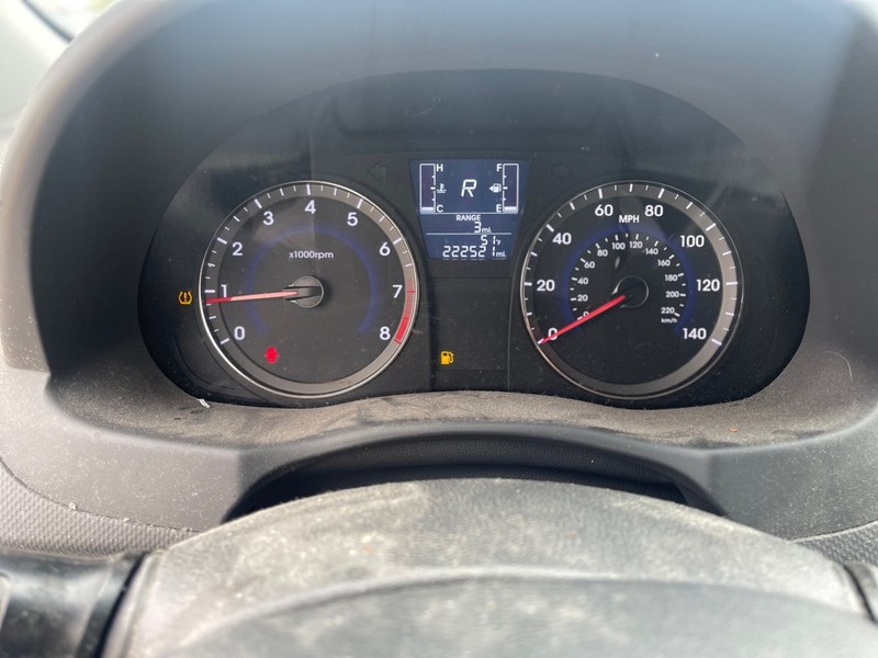 Hyundai Accent 4-Door Vehicle Full-screen Gallery Image 9