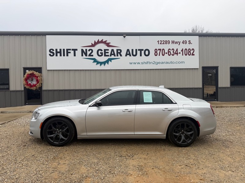 2020 Chrysler 300 Touring's photo