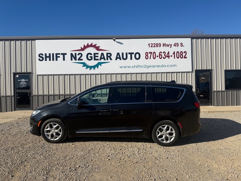 2017 Chrysler Pacifica Touring-L's photo