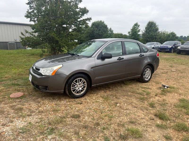 2010 Ford Focus SE's photo