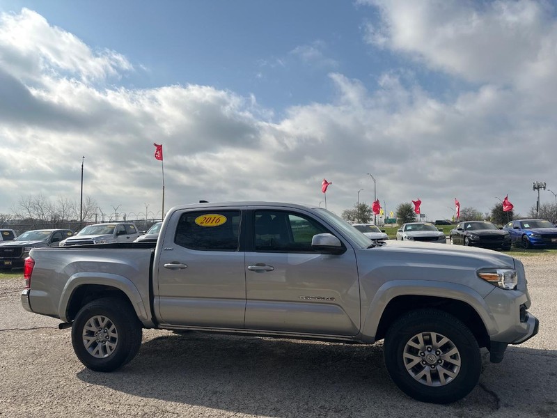 Toyota Tacoma Vehicle Image 05