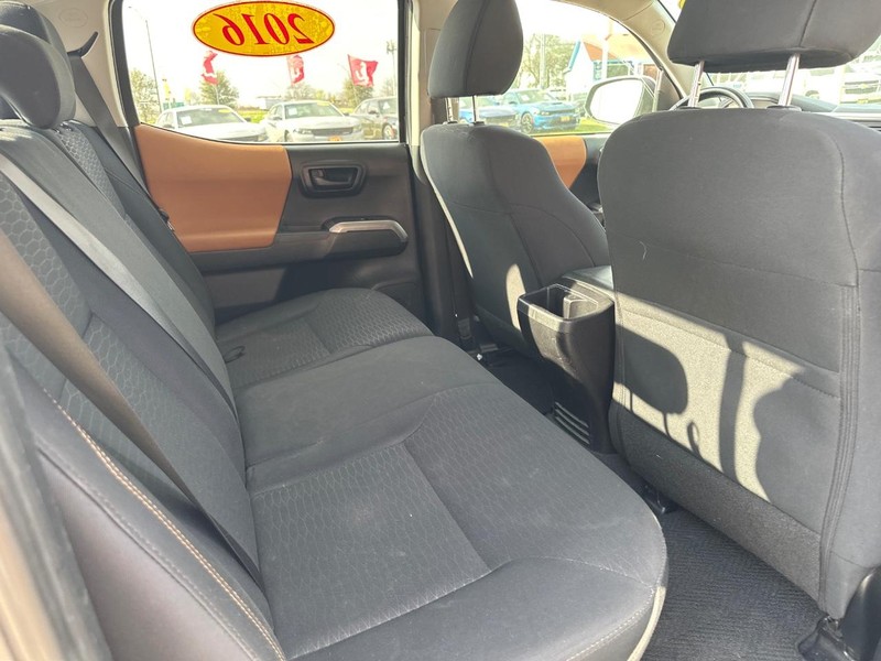 Toyota Tacoma Vehicle Image 08