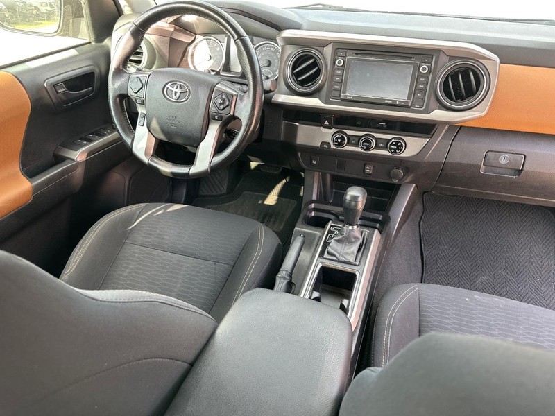 Toyota Tacoma Vehicle Image 09