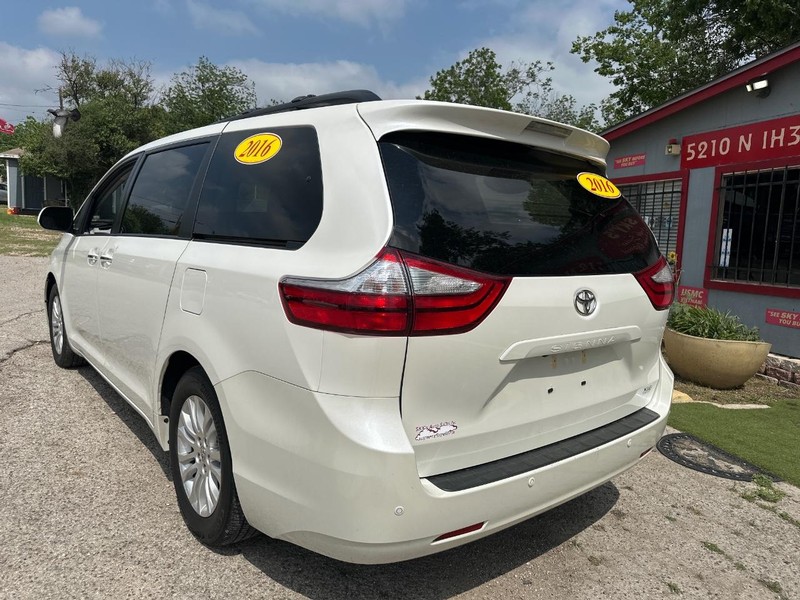 Toyota Sienna Vehicle Image 03