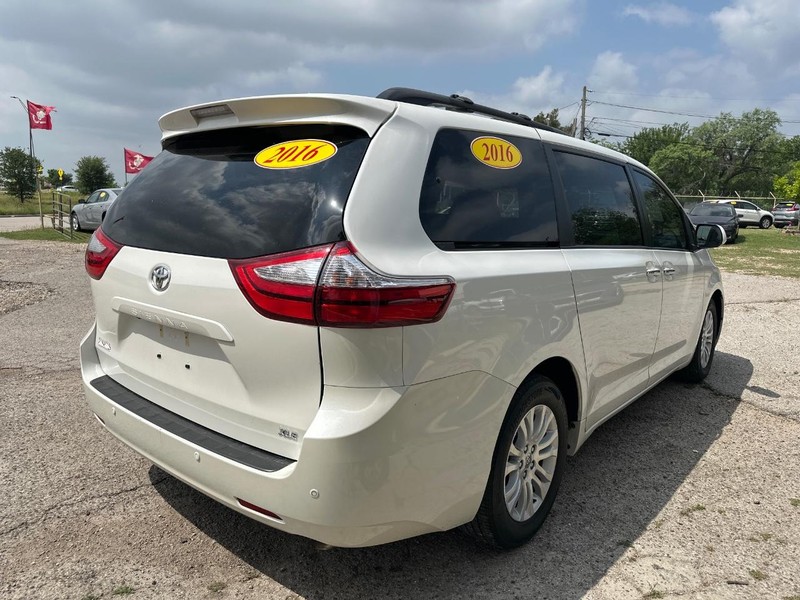 Toyota Sienna Vehicle Image 04
