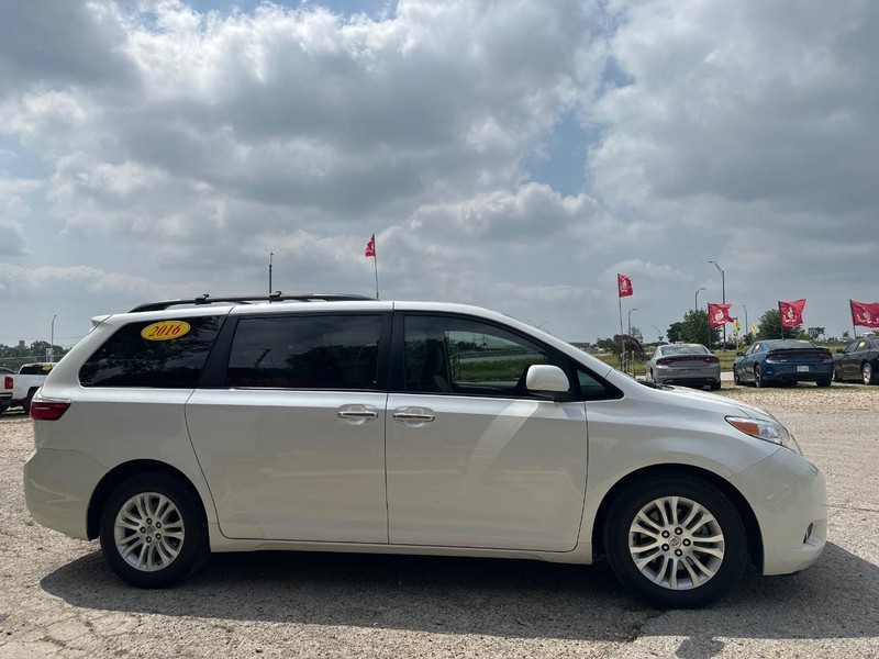 Toyota Sienna Vehicle Image 05