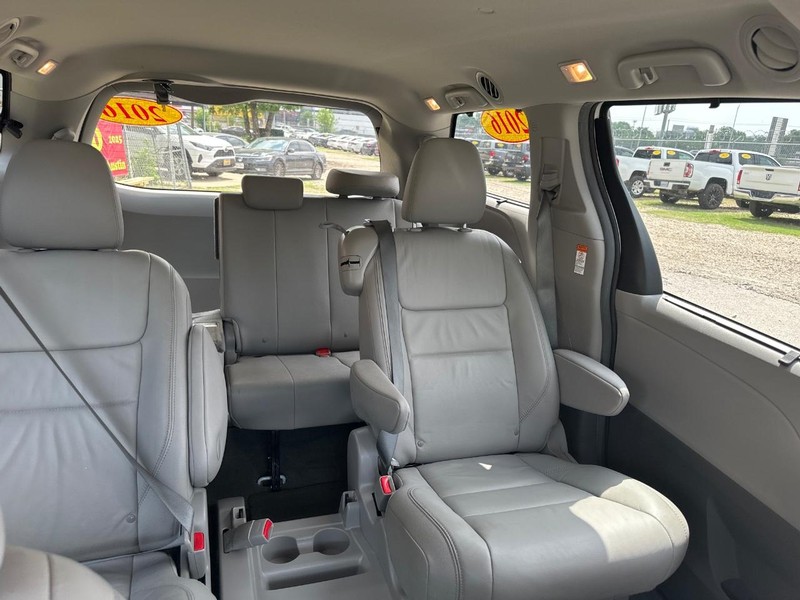 Toyota Sienna Vehicle Image 11