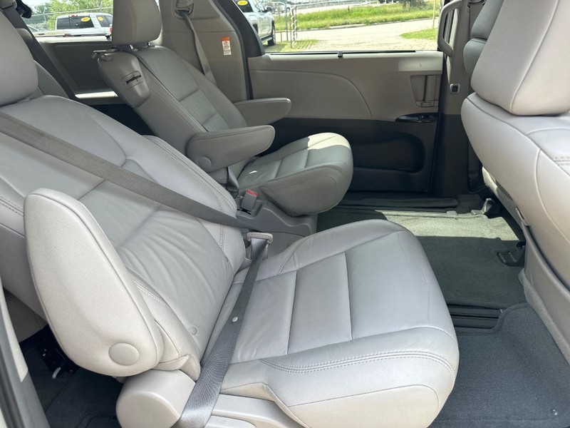 Toyota Sienna Vehicle Image 12