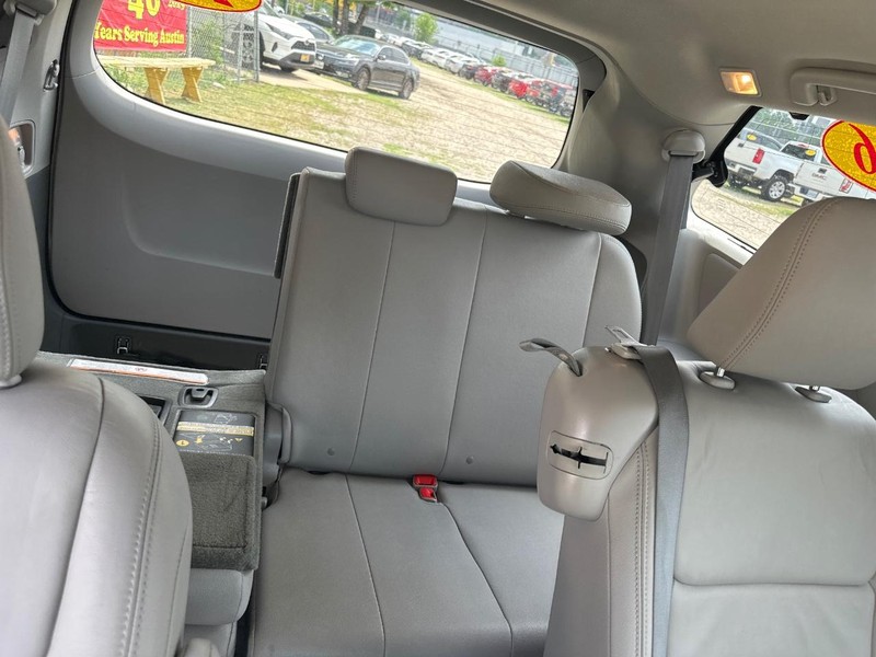 Toyota Sienna Vehicle Image 13
