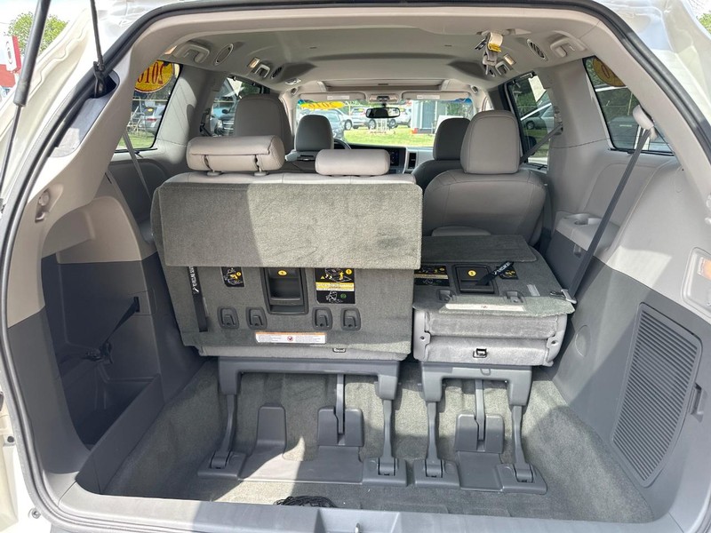 Toyota Sienna Vehicle Image 14