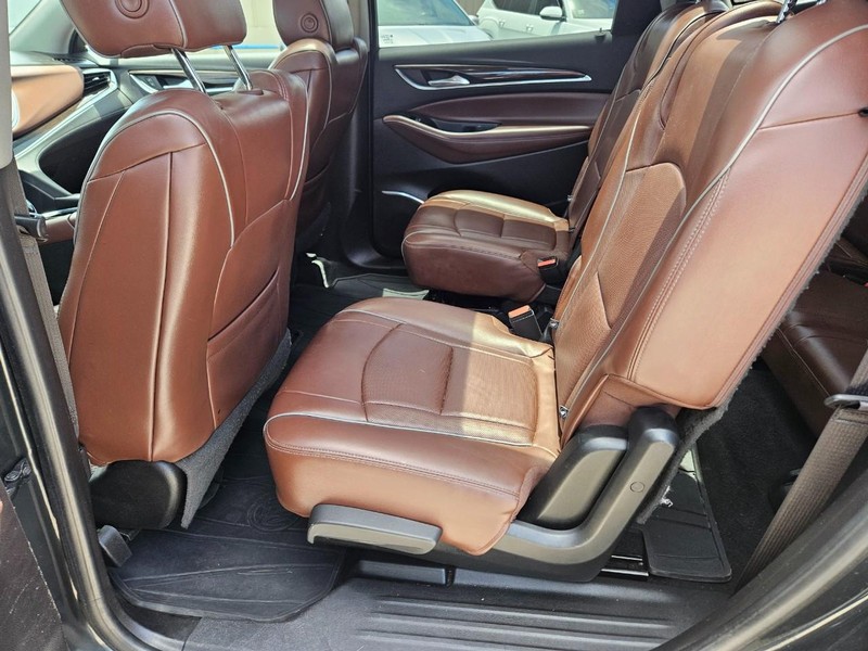 Buick Enclave Vehicle Full-screen Gallery Image 11