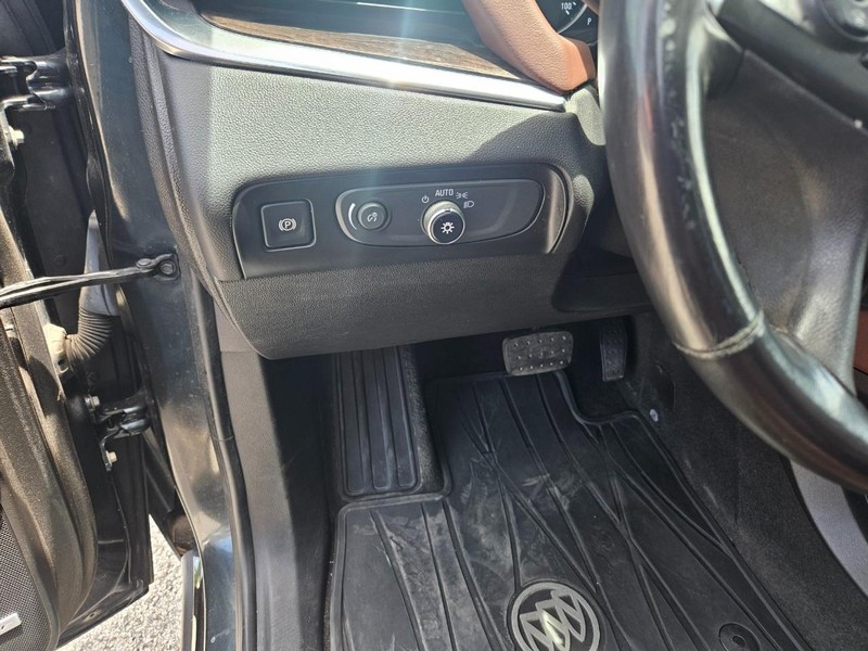 Buick Enclave Vehicle Full-screen Gallery Image 12