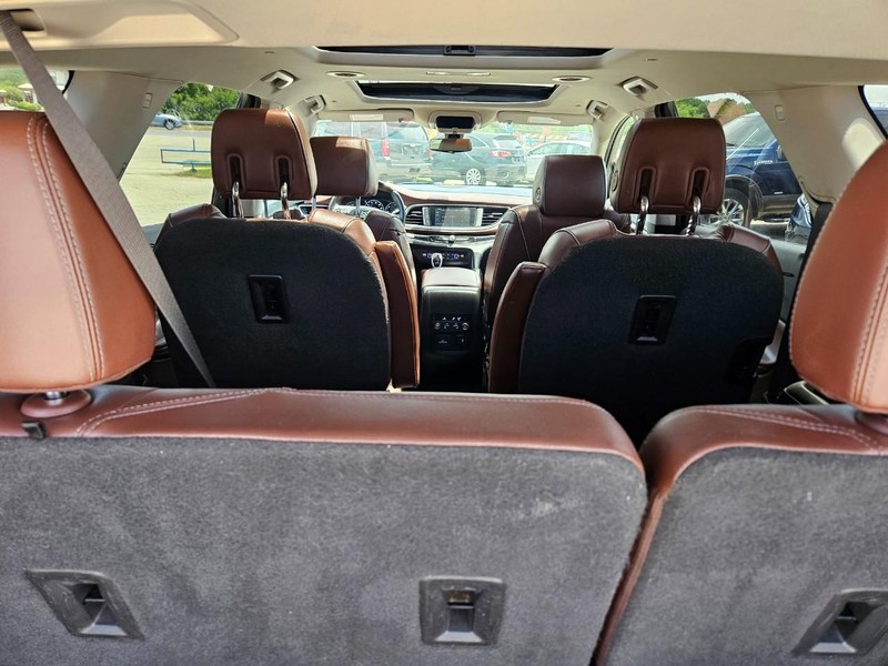 Buick Enclave Vehicle Full-screen Gallery Image 13