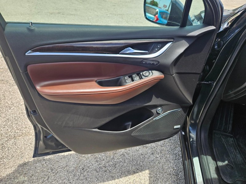 Buick Enclave Vehicle Full-screen Gallery Image 15