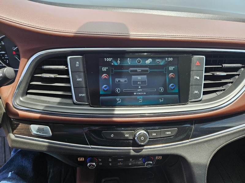 Buick Enclave Vehicle Full-screen Gallery Image 17