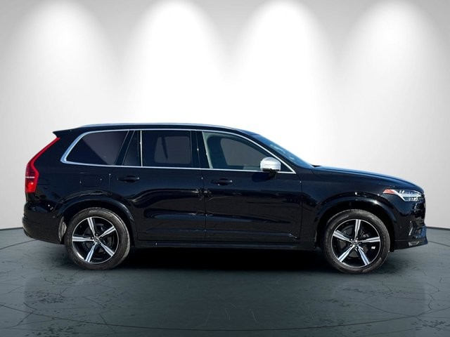 Volvo XC90 Vehicle Full-screen Gallery Image 03