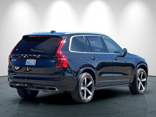 Volvo XC90 Vehicle Full-screen Gallery Image 04