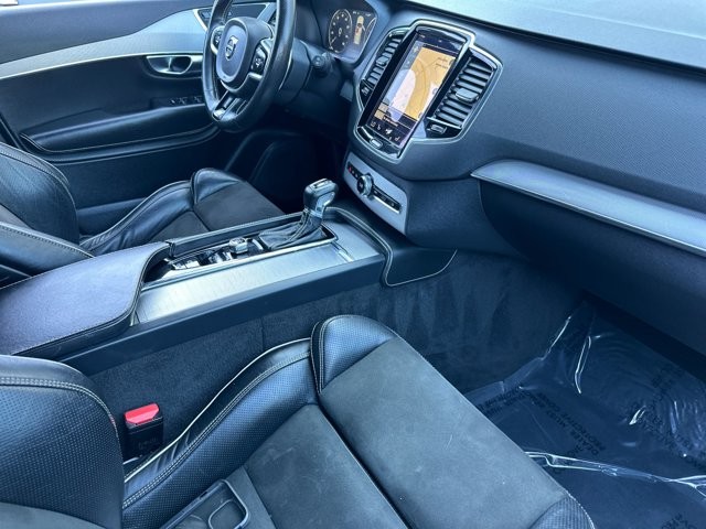 Volvo XC90 Vehicle Full-screen Gallery Image 16