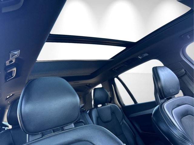 Volvo XC90 Vehicle Full-screen Gallery Image 17