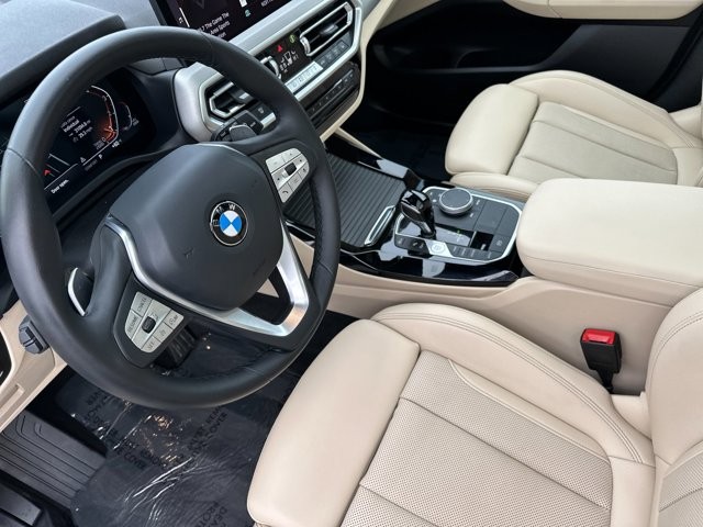 BMW X3 Vehicle Full-screen Gallery Image 10