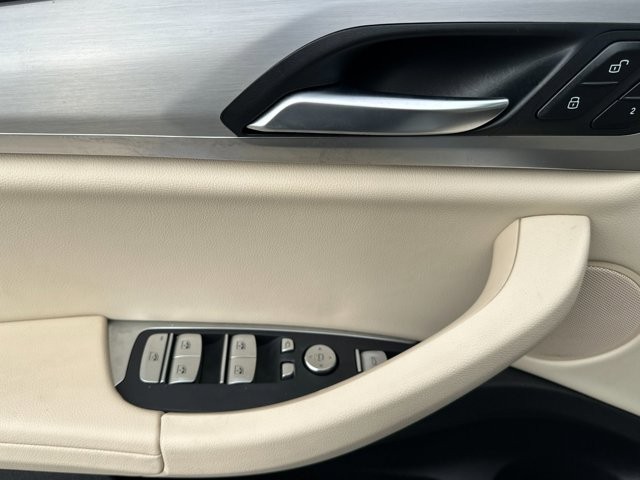 BMW X3 Vehicle Full-screen Gallery Image 11
