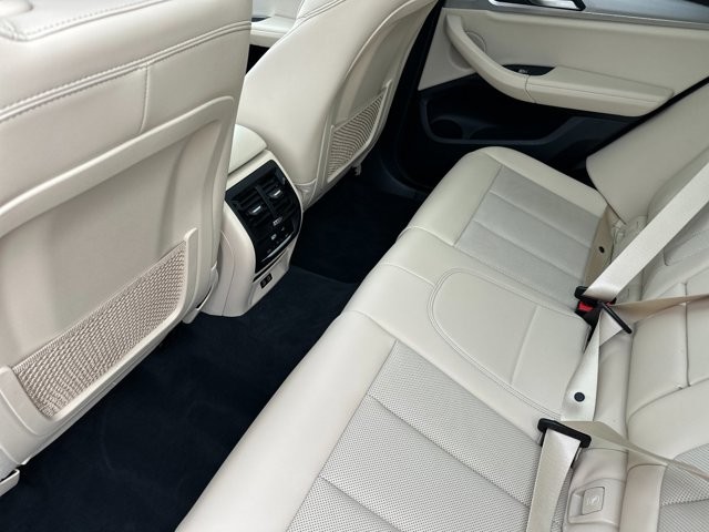 BMW X3 Vehicle Full-screen Gallery Image 12