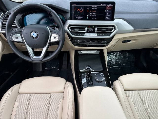 BMW X3 Vehicle Full-screen Gallery Image 13