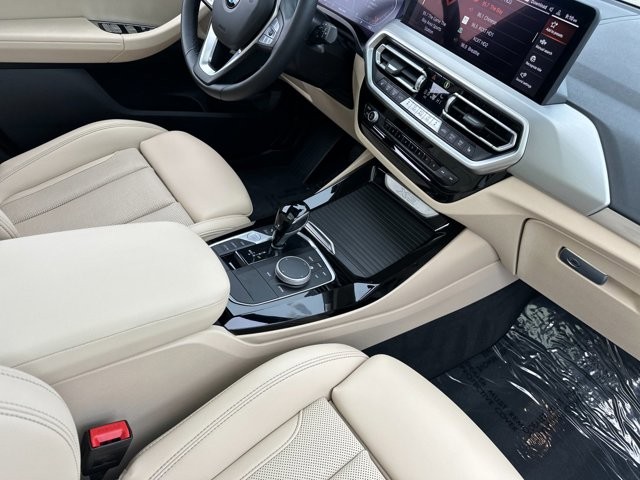 BMW X3 Vehicle Full-screen Gallery Image 16