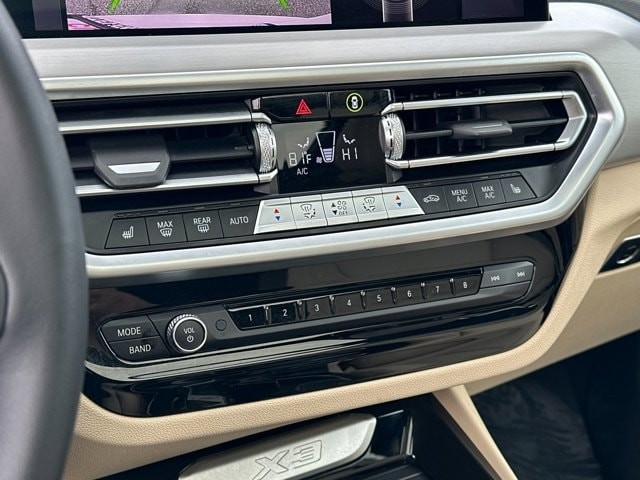 BMW X3 Vehicle Full-screen Gallery Image 21
