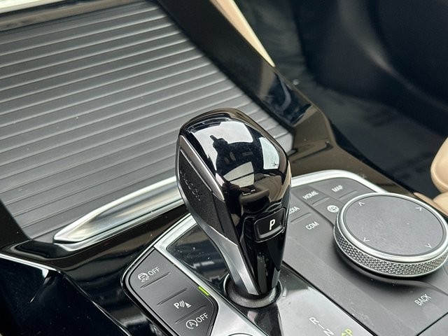 BMW X3 Vehicle Full-screen Gallery Image 22