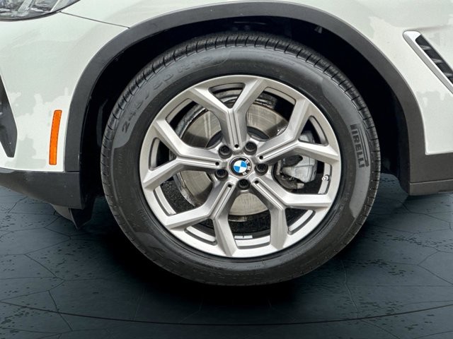 BMW X3 Vehicle Full-screen Gallery Image 26