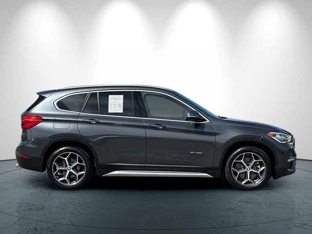 BMW X1 Vehicle Full-screen Gallery Image 03
