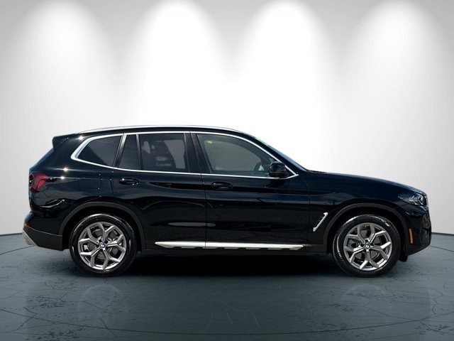 BMW X3 Vehicle Full-screen Gallery Image 03