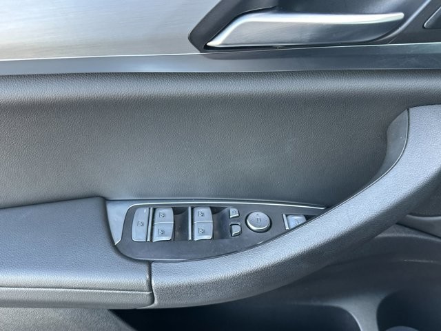 BMW X3 Vehicle Full-screen Gallery Image 11